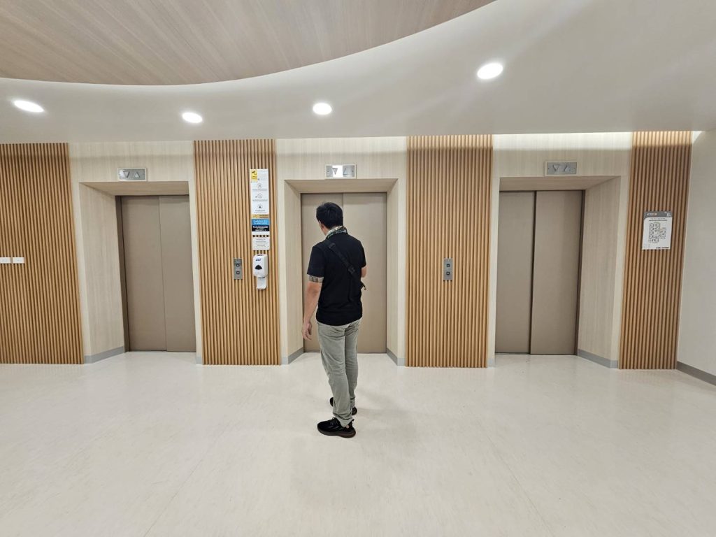 ปิดผิวเฟอร์นิเจอร์ภายในโรงพยาบาลศรีนครสวรรค์ ด้วยฟิล์มสีทองเนื้อเรียบลายโลหะรหัส PMS327 บริเวณประตูลิฟต์ผู้โดยสาร 